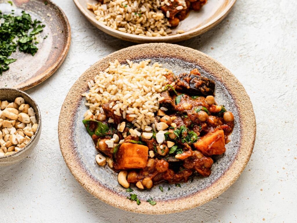 Chickpea and sweet potato curry with spinach, brown rice and cashews – a plant-based meal rich in B vitamins, magnesium, fibre and hormone-supportive nutrients for perimenopause.